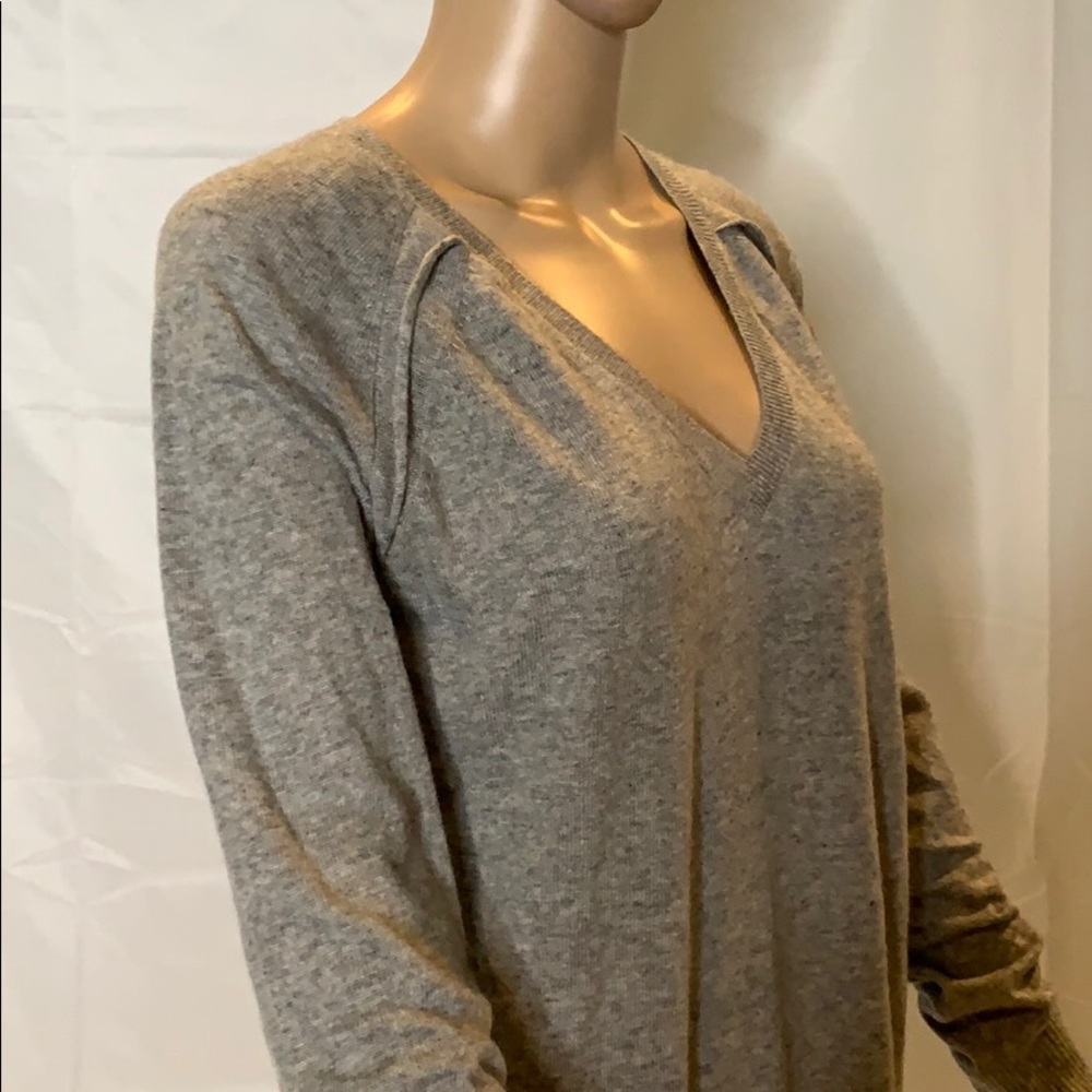❤️NWT JOHN + JENN VNECK SWEATER - Picture 3 of 10